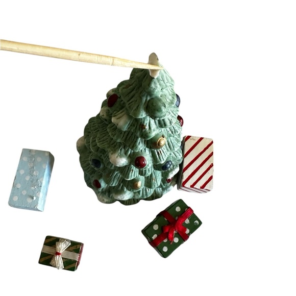 VINTAGE CHRISTMAS VILLAGE 15 PIECES /NO BOX/ NO LIGHTS - Picture 2 of 14